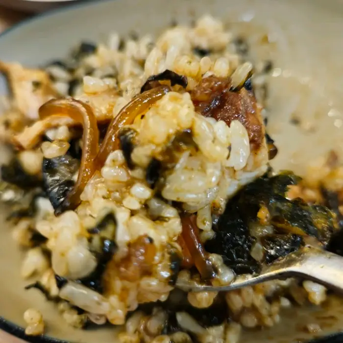 밥과 함께 찜닭을 먹는 모습