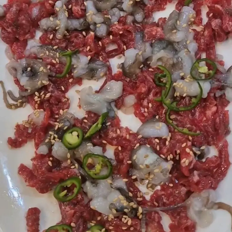 싱싱한 육회와 톡톡 터지는 날치알이 환상적인 조화를 이루는 낙지육회탕탕이