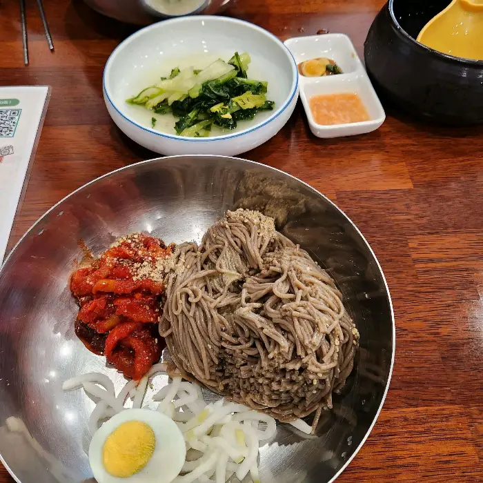 막국수와 곁들여 먹는 반찬들