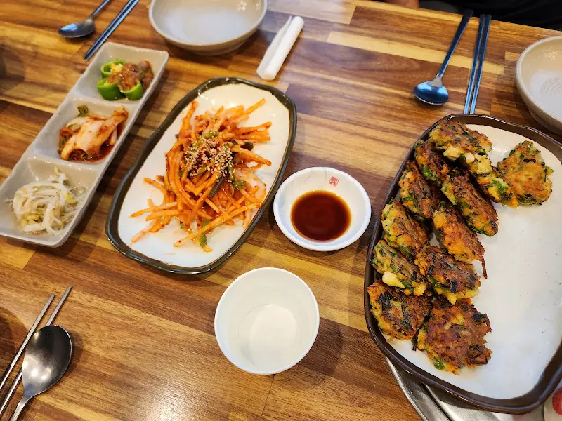 다채로운 밑반찬 구성