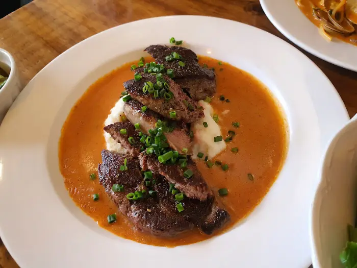 스테이크 요리의 클로즈업 모습