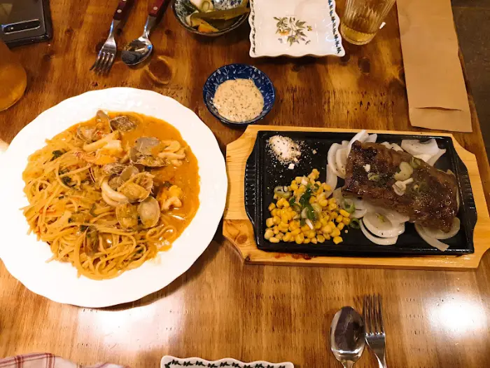 테이블에 놓인 다양한 요리들