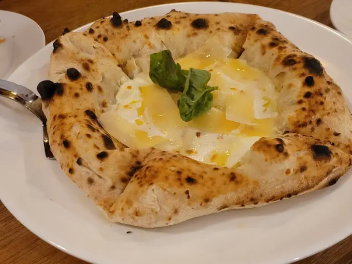 네모난 모양의 독특한 피자