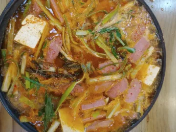 힙스터들의 성지, 의정부 이유간 백년 감자칼국수에서 맛보는 인생 칼국수 맛집