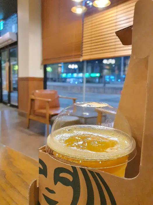 창밖 야경을 배경으로 한 음료