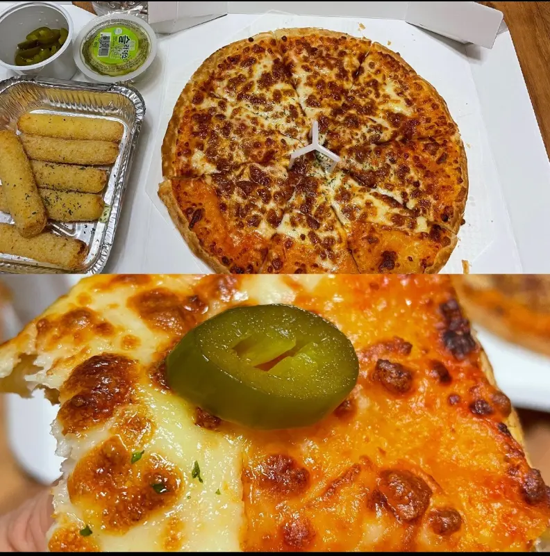 클로즈업된 피자 조각 위에 할라피뇨가 올려져 있다.