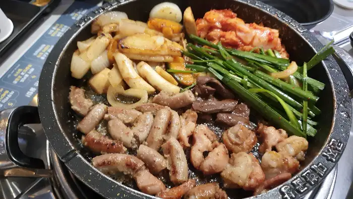 다양한 재료가 담긴 팬