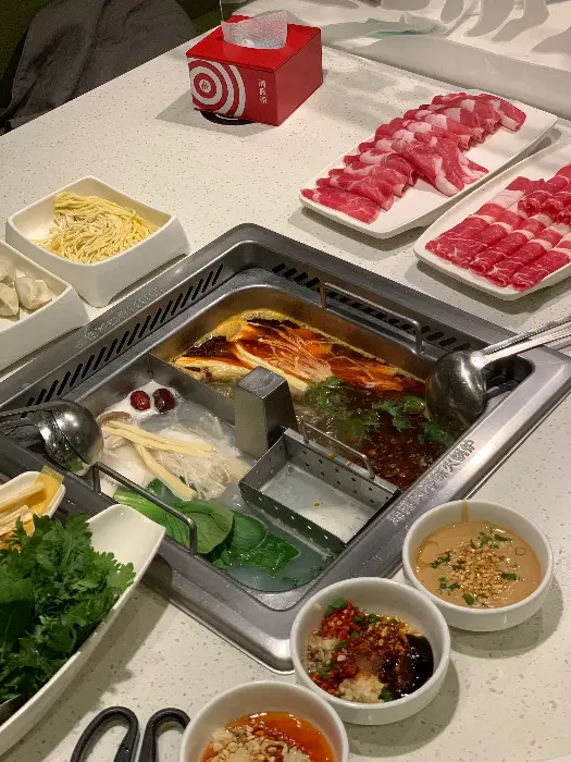 하이디라오 서초점의 신선한 고기와 채소