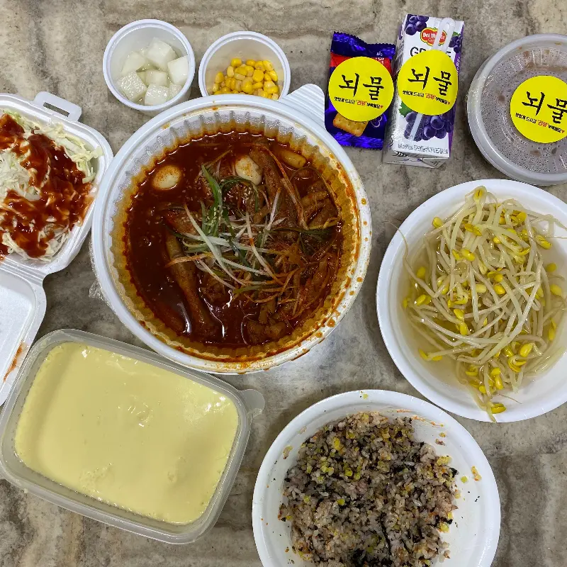 푸짐한 닭발 한 상 차림