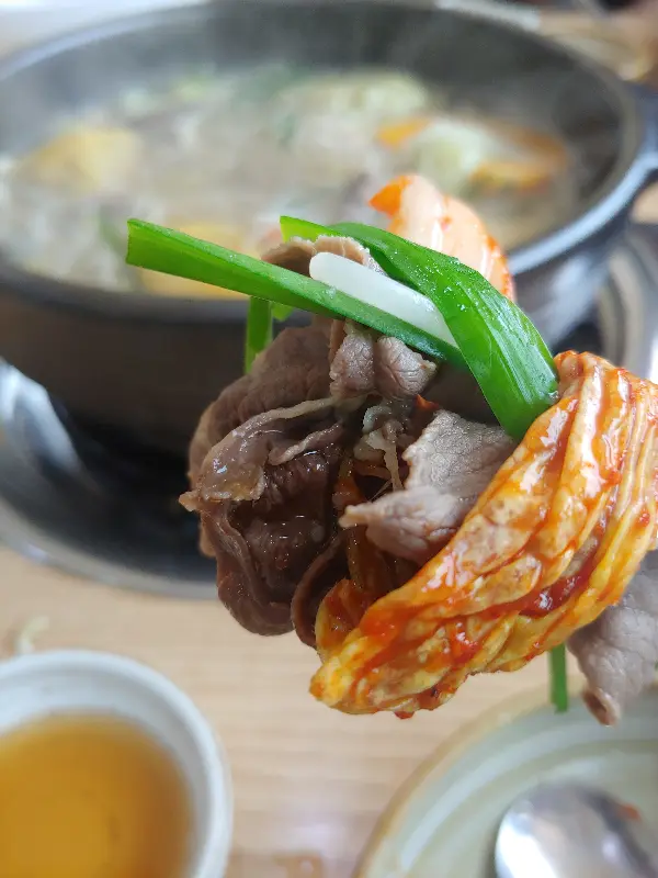 깔끔하고 고급스러운 매장 내부