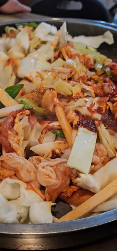 닭갈비 재료들이 철판 위에서 익어가기 전 모습