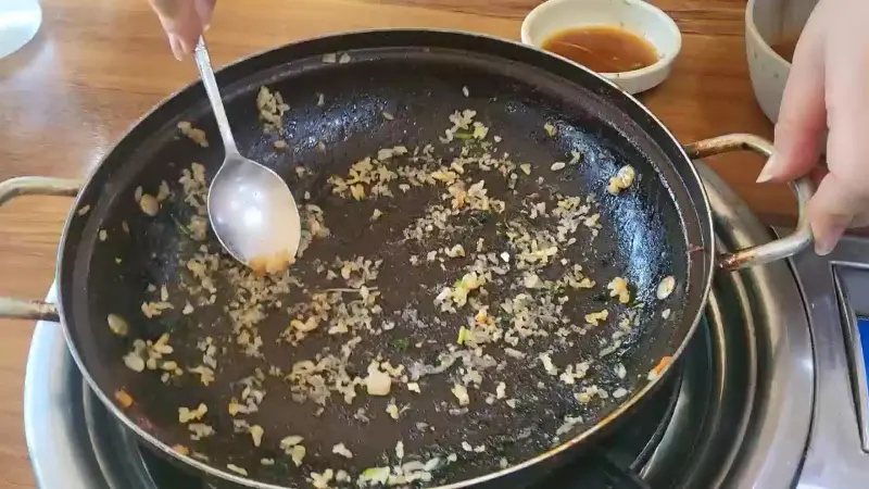 볶음밥을 긁어먹는 모습