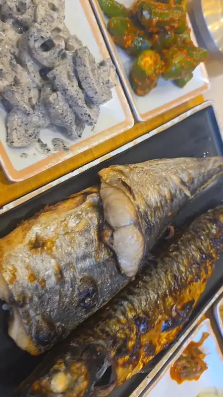 노릇하게 구워진 고등어