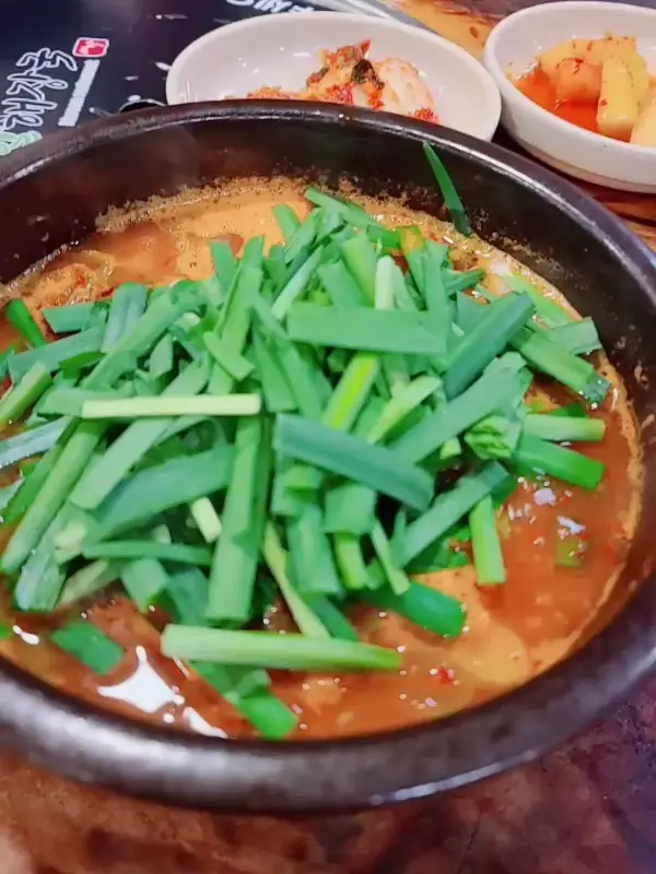 부추가 듬뿍 올려진 해장국