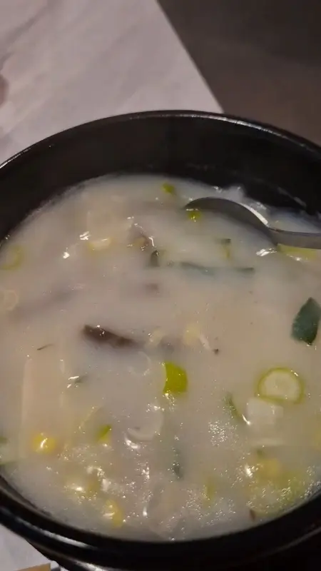 뽀얀 국물이 인상적인 곰탕