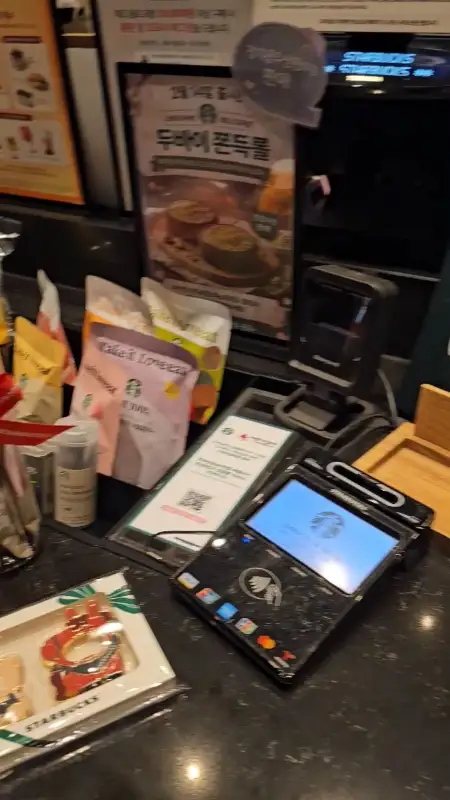 계산대와 정돈된 서비스 공간