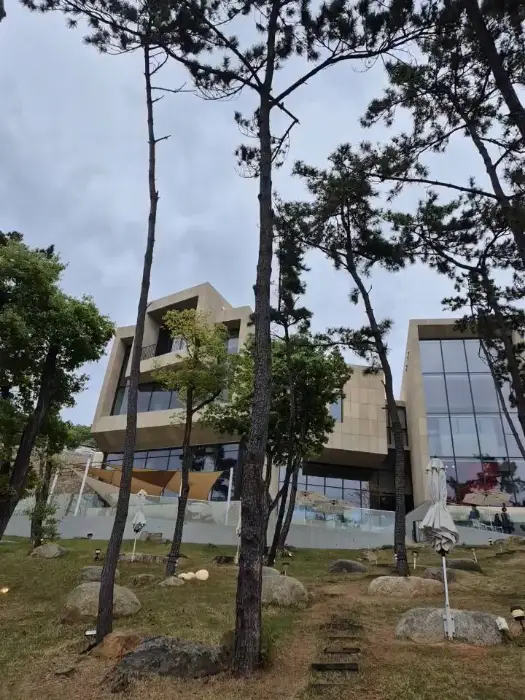 세븐 아일랜드 카페의 독특하고 현대적인 건물 외관