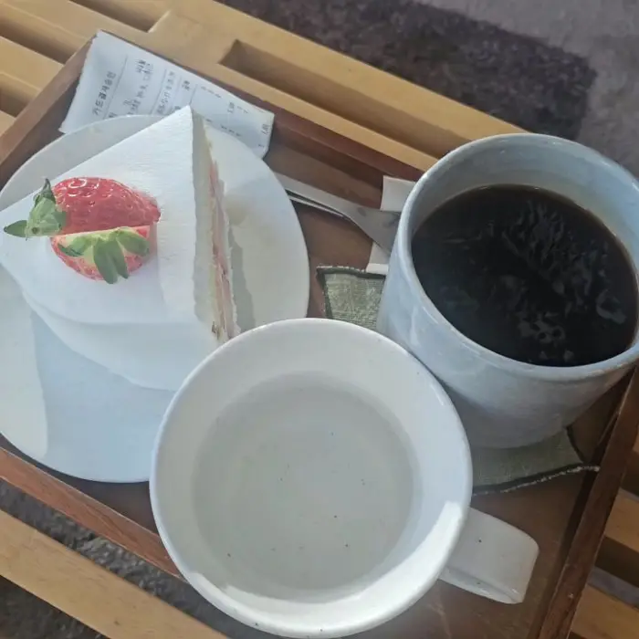 정갈하게 차려진 커피와 디저트