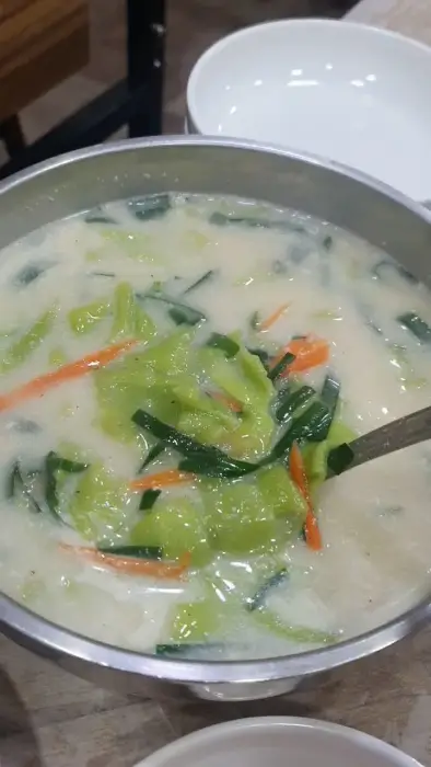 김이 모락모락 나는 오리 능이 백숙