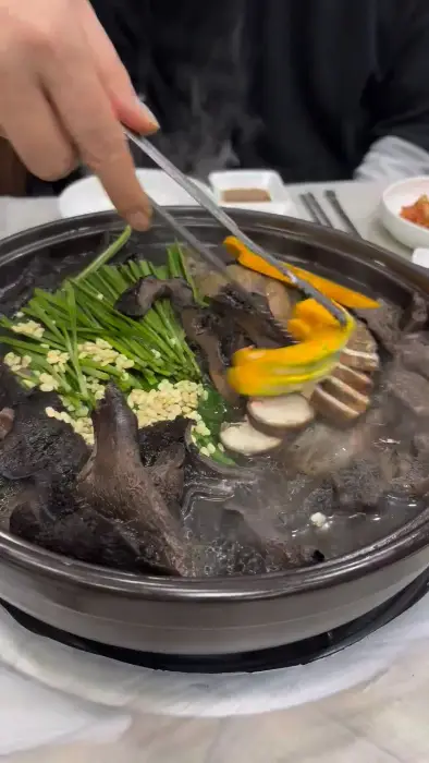 끓고 있는 오리 능이 백숙 냄비