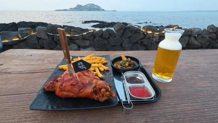 금능반지하의 대표 메뉴 슈바이학센과 맥주