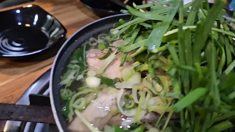 수육에 푸짐하게 올려진 부추