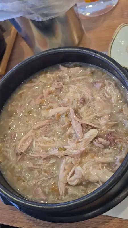 녹두와 찹쌀이 가득한 삼계탕