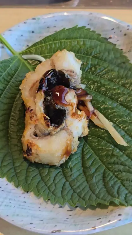 깻잎 위에 장어와 생강을 올려 한 입에 쏙!