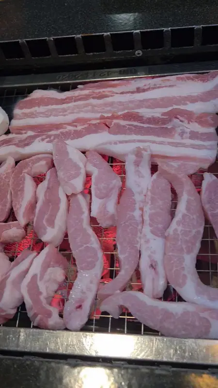 숯불 위에서 노릇하게 익어가는 삼겹살