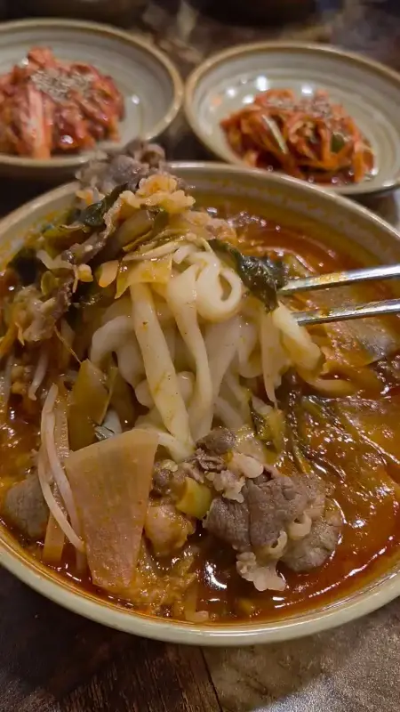 얼큰고기칼국수의 매콤한 국물에 쫄깃한 면발의 조화