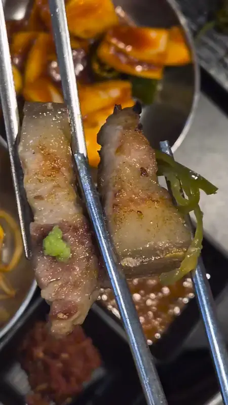 와사비와 함께 먹는 삼겹살