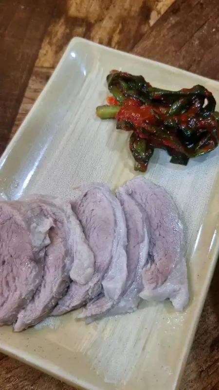 윤기가 좔좔 흐르는 부드러운 수육