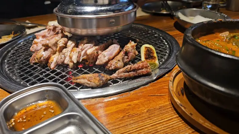 숯불 위에서 맛있게 구워진 닭고기