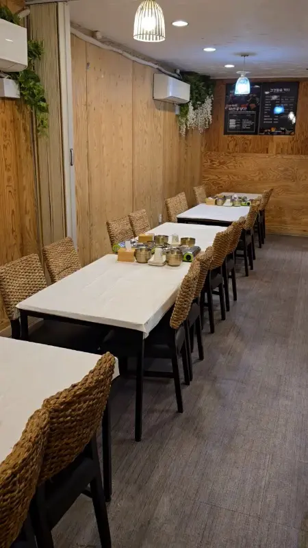 넓고 깔끔한 매장 내부