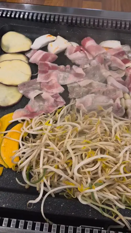 대패삼겹살 굽는 영상 썸네일