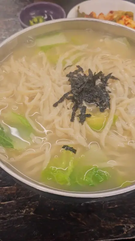 칼국수에 김가루가 뿌려져 있는 모습