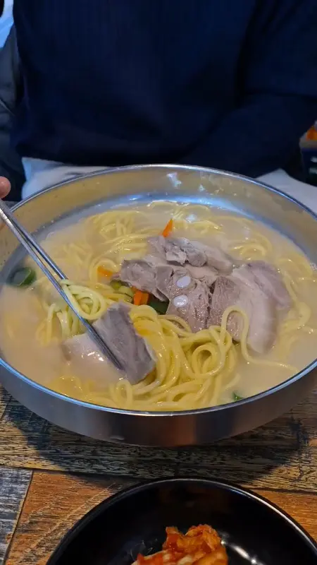 고기 국수를 먹음직스럽게 들어 올린 모습