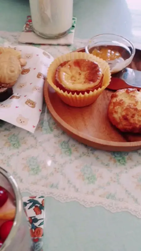 나무 쟁반 위에 놓인 스콘, 에그타르트, 잼