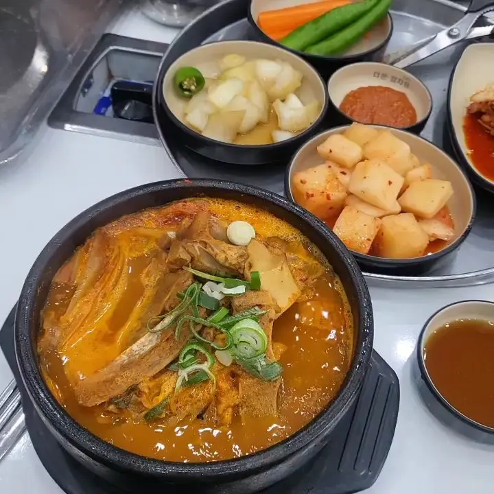 매운 시래기 뼈해장국의 강렬한 비주얼