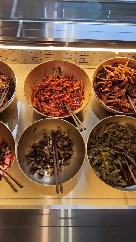 다양한 반찬이 준비된 셀프바