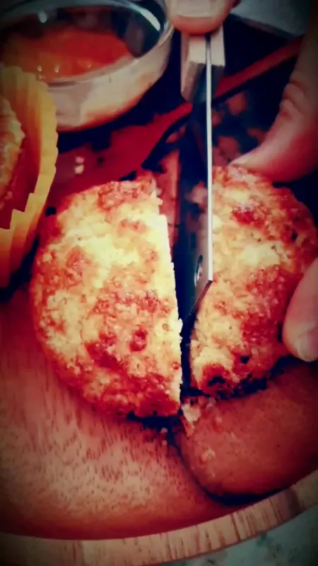 나이프로 스콘을 자르는 모습