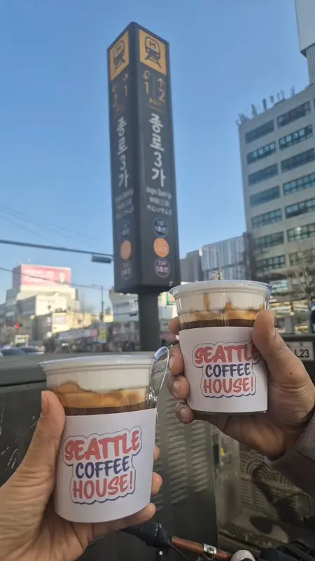 종로3가역 출구 바로 앞에 위치한 시애틀커피하우스