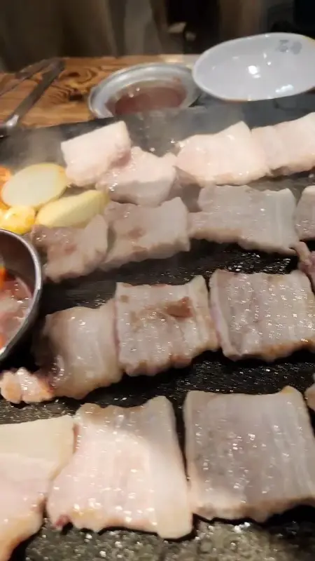 돌판 위 삼겹살