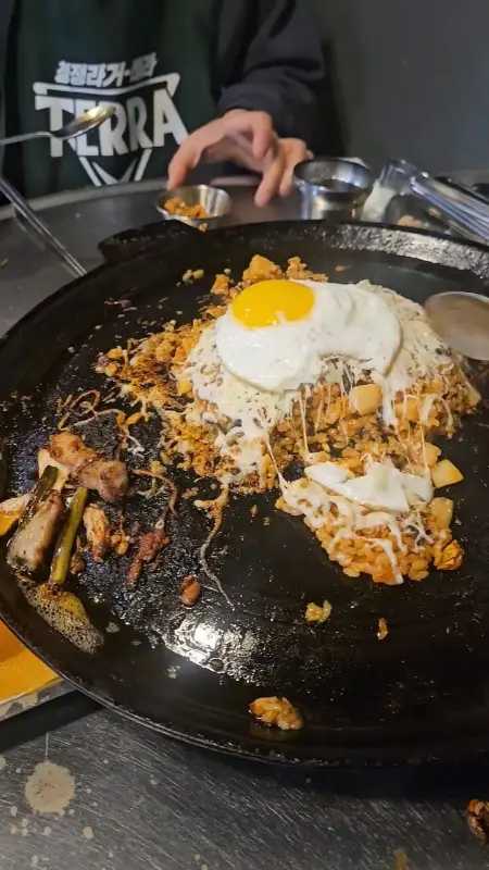 깍두기 볶음밥과 치즈의 환상적인 만남