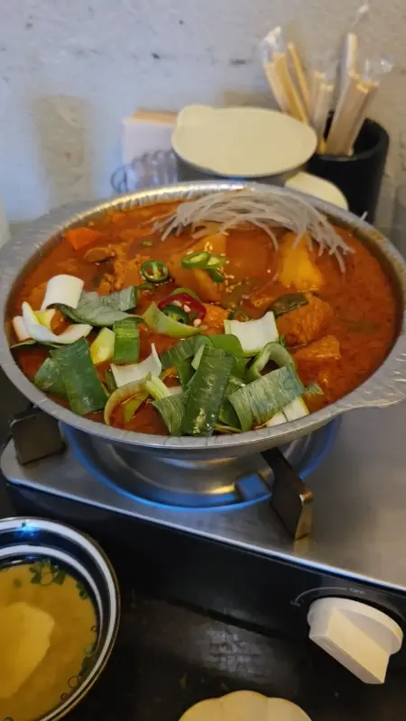 보글보글 끓는 매운갈비찜