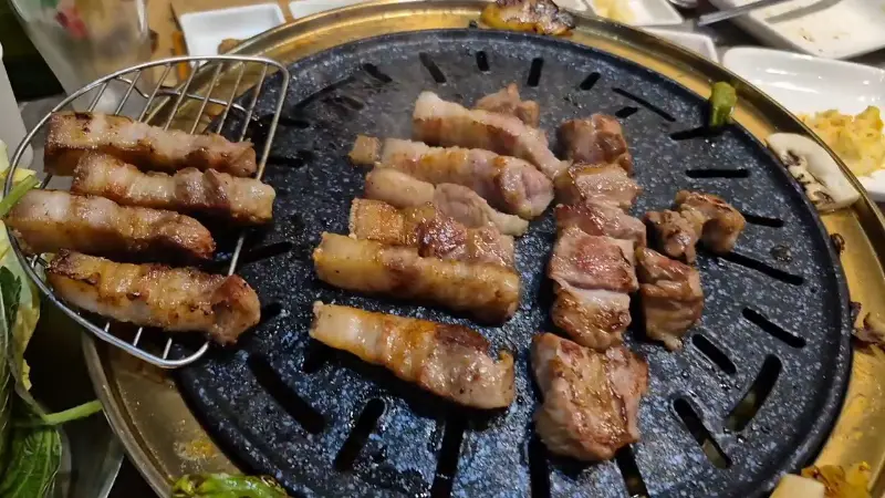 노릇노릇 구워지는 삼겹살