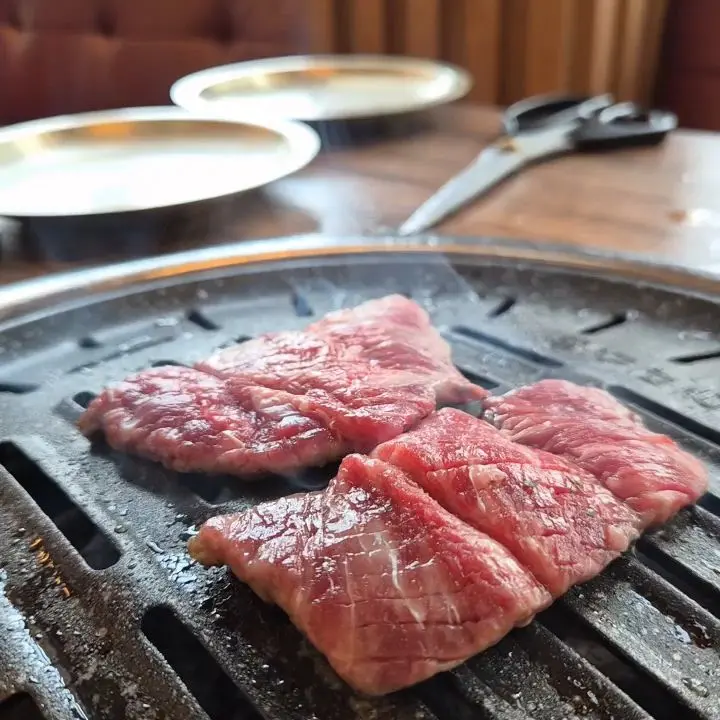 숯불 위에서 맛있게 익어가는 고기