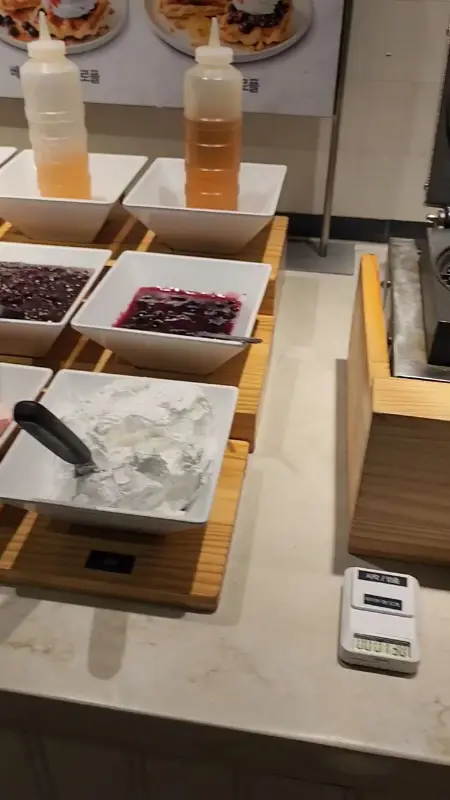 와플을 만드는 모습