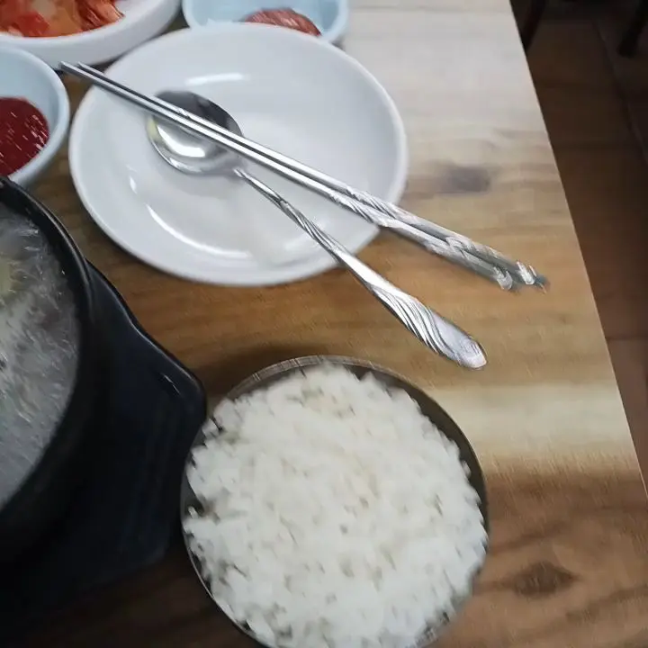 밥 한 숟갈 크게 떠서 순대국에 푹!