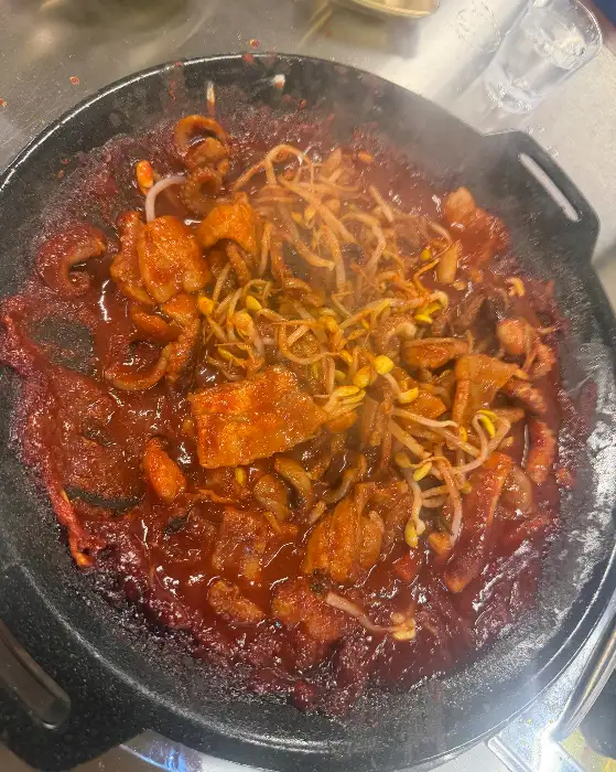 철판 위에서 볶아지고 있는 쭈꾸미와 삼겹살